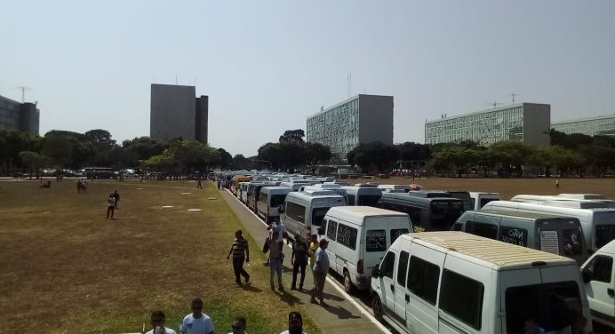 Motoristas do transporte alternativo realizam protesto em Brasília