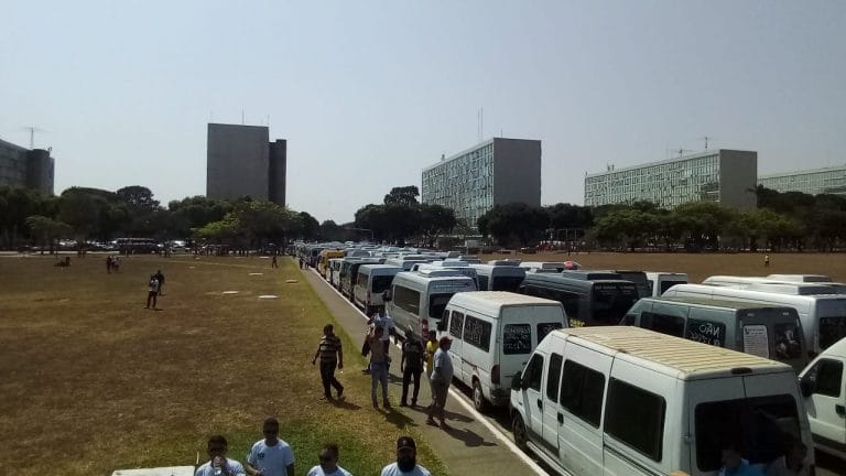 Motoristas do transporte alternativo realizam protesto em Brasília