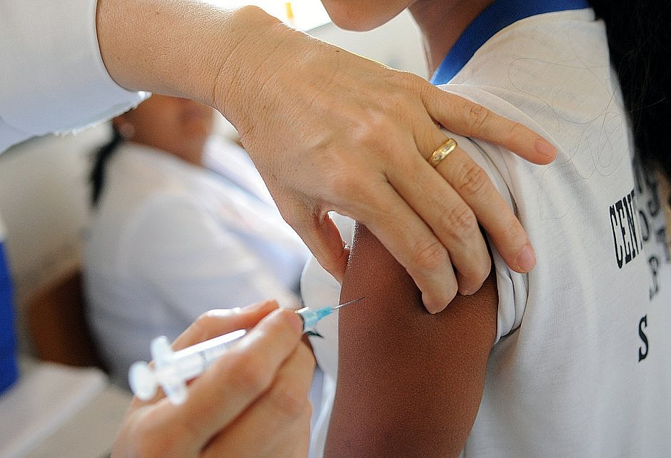 Vitória da Conquista vacina adolescentes com 1ª dose contra Covid-19 nesta terça