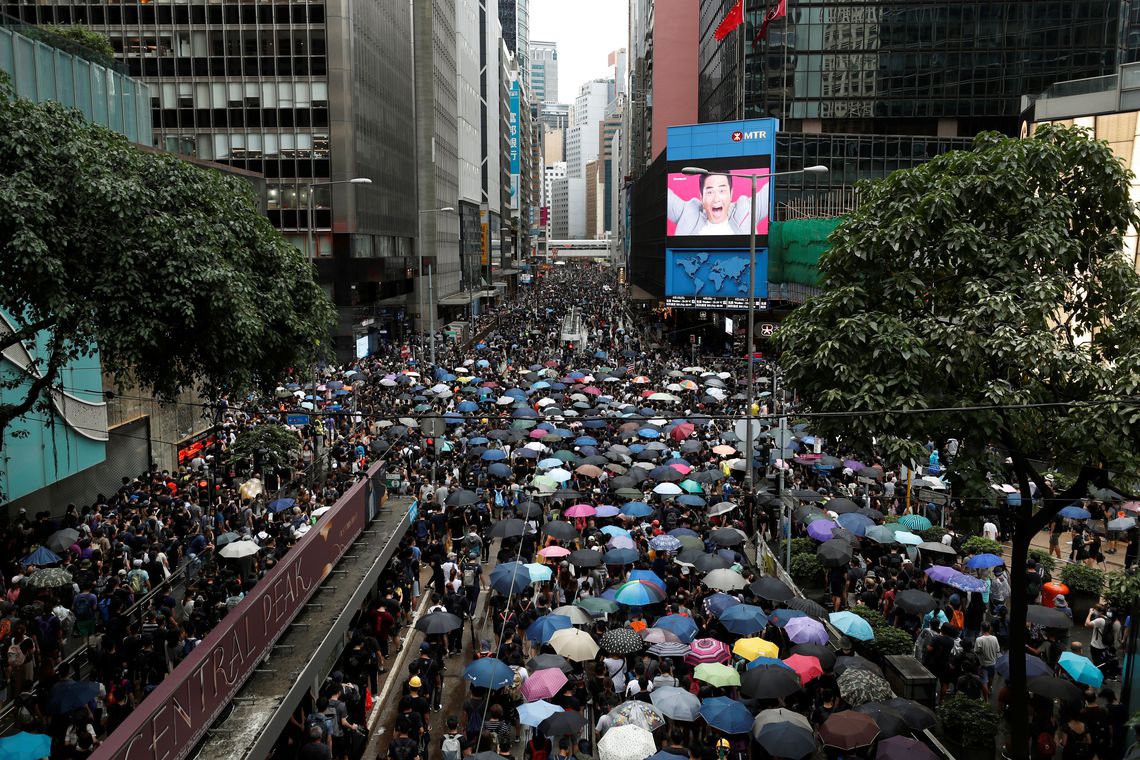 Manifestantes desafiam proibição e ocupam centro de Hong Kong