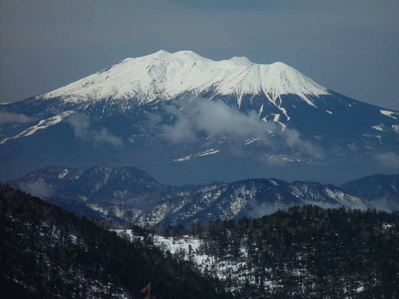 Monte Ontake, no Japão, volta a ser escalado 5 anos após tragédia