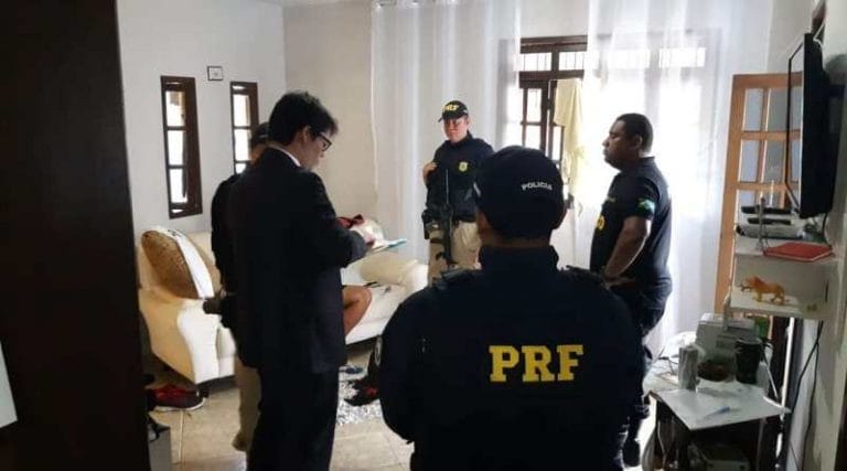 PRF e MP-BA desarticulam associação criminosa que fraudava autuações de trânsito e pontuação em CNH