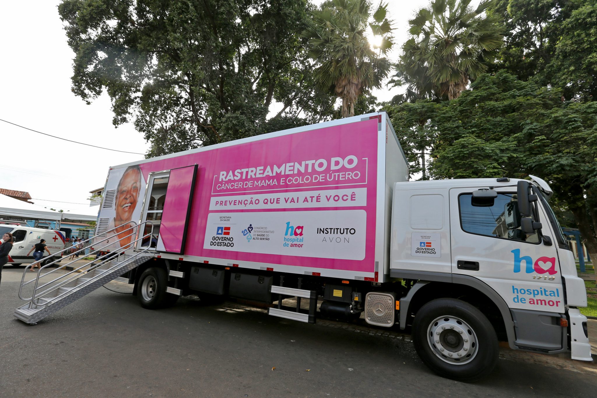 Em Urandi, governador entrega unidade móvel para rastreamento do câncer de mama