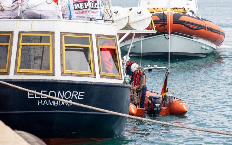 Italianos apreendem navio de resgate alemão com 104 migrantes