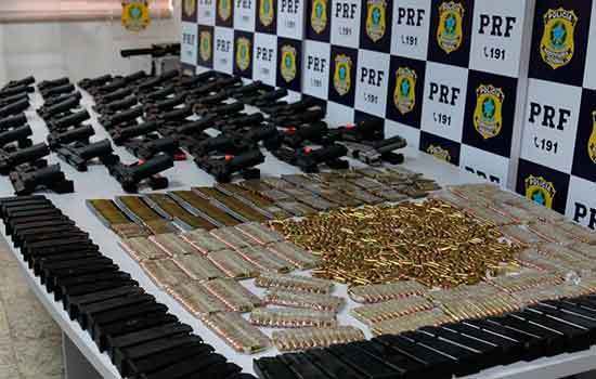PRF apreende na Rio-Santos carregamento de pistolas e munição