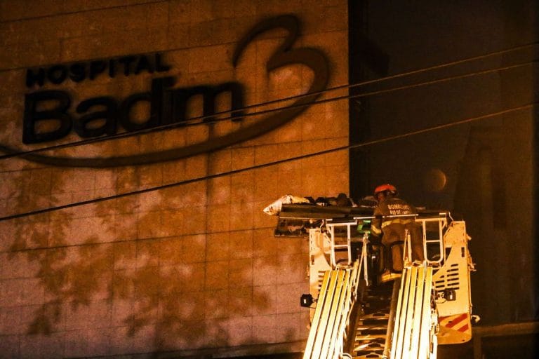 Bombeiros controlam incêndio no Hospital Badim no Rio
