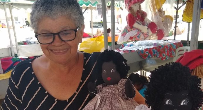 Fabricação de bonecas de pano gera renda e autoestima para mulheres do bairro BNH