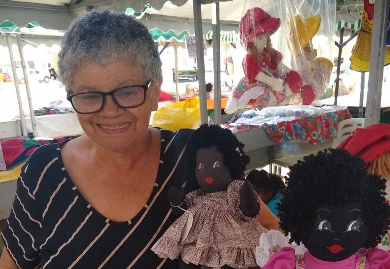 Fabricação de bonecas de pano gera renda e autoestima para mulheres do bairro BNH