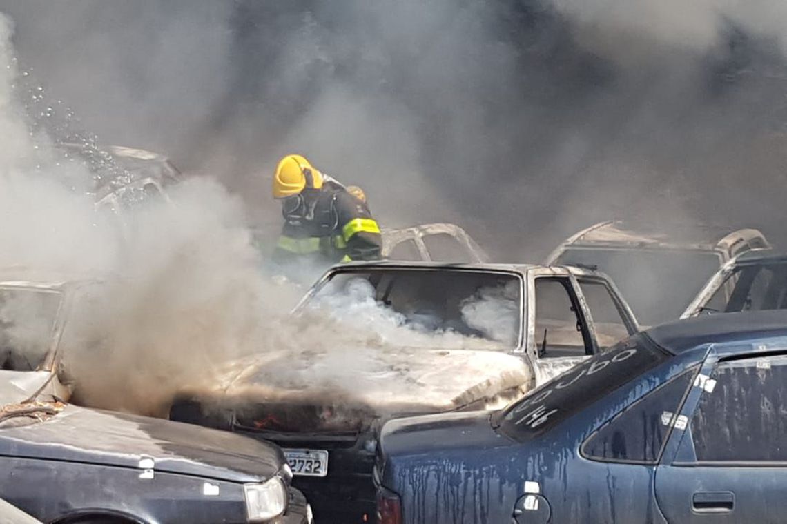 Cerca de 30 carros pegam fogo em pátio de apreensão veicular em BH