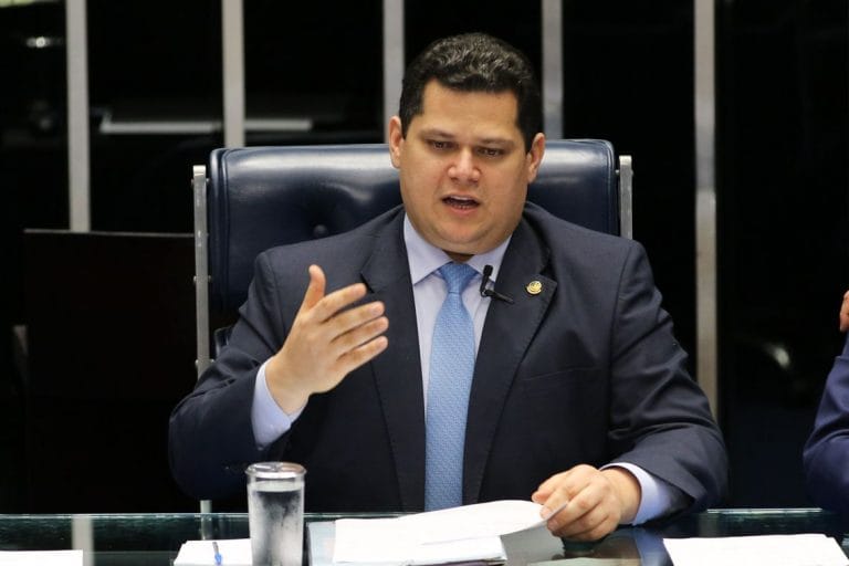 Com quórum baixo, plenário do Senado rejeita PEC das Liminares