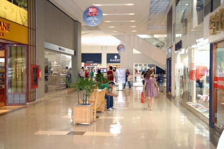 Confiança do comércio recua 1,5 ponto em setembro, diz FGV