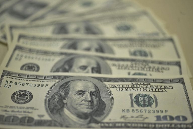 Dólar fecha acima de R$ 4,50 pela primeira vez na história