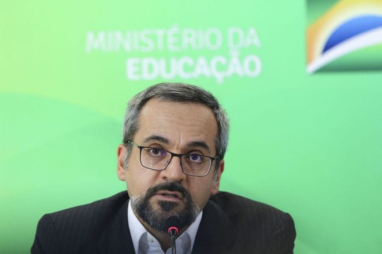 Em ofício, MEC pede ensino com diversidade de teorias e versões