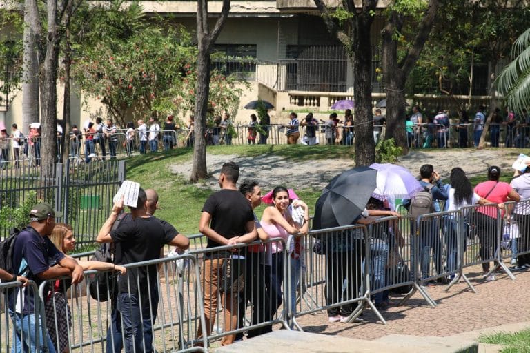 Feirão de empregos atrai milhares de pessoas na capital paulista