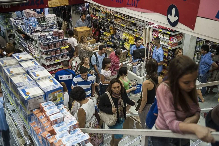 Intenção de consumo das famílias cresce 0,3% de agosto, diz CNC