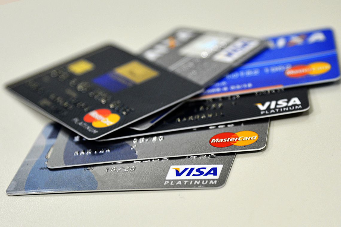 Juros do cheque especial caem e do cartão de crédito sobem em agosto
