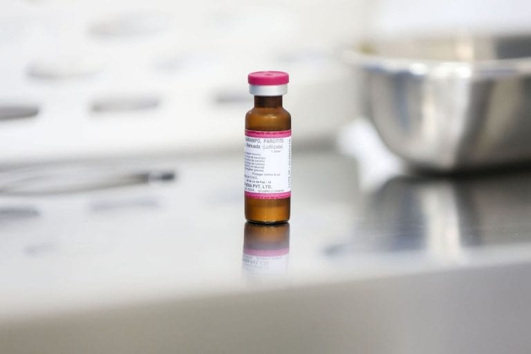 Opas negocia entrega de doses extras de tríplice viral ao Brasil