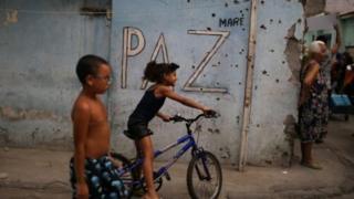 Policial aprende a ser autoritário na favela e submisso fora, diz ex-comandante da PM do Rio