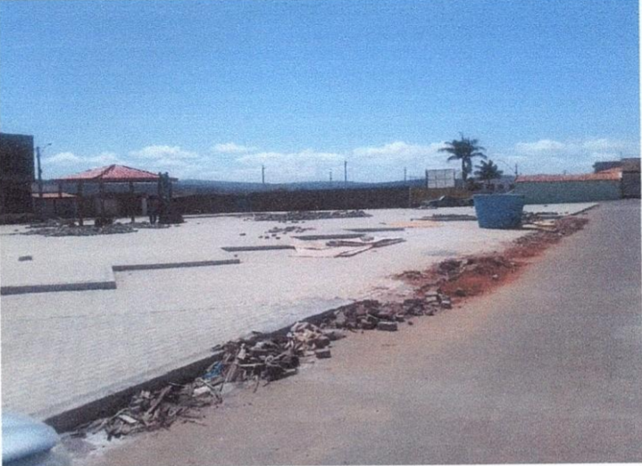 Prefeitura de Guanambi notifica empresa por atraso e baixa qualidade de obra de praça em Morrinhos