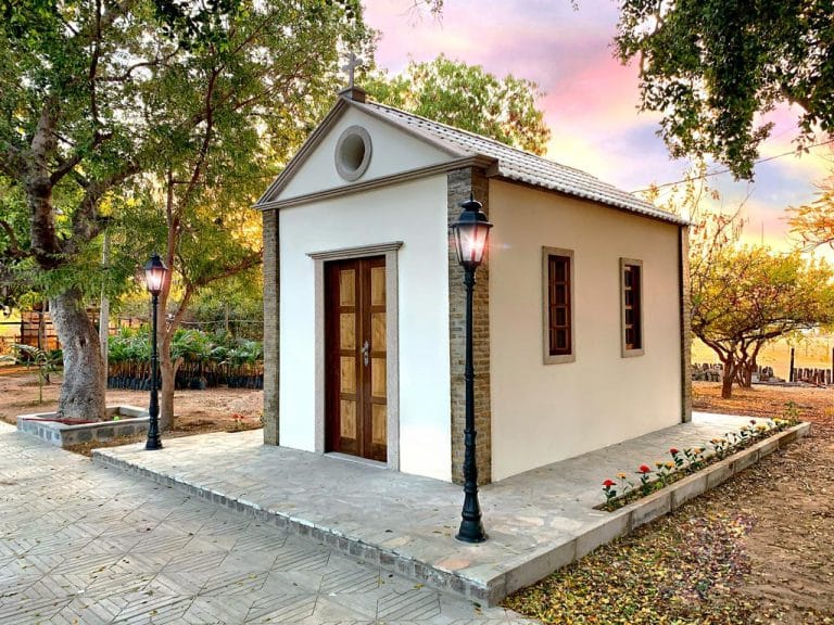 Padre abençoa capela de Santa Dulce dos Pobres em Guanambi