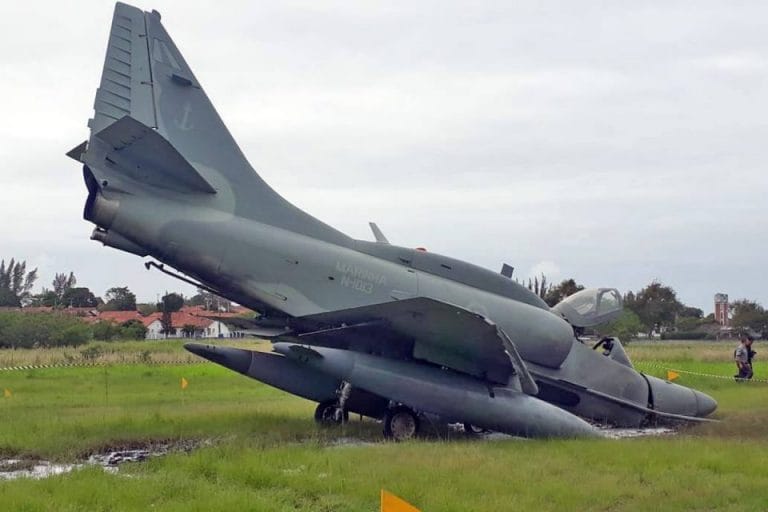Caça da Marinha pega fogo ao decolar de base naval no Rio