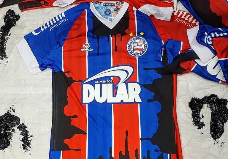 Bahia vai leiloar camisas com "mancha de óleo" para ajudar na limpeza de praias