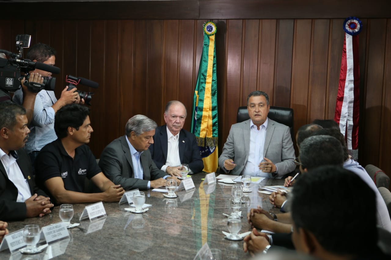 Em reunião com prefeitos, Rui Costa cobra ações do Governo Federal contra petróleo nas praias