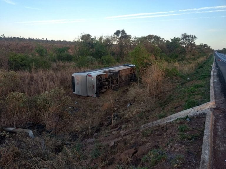 Acidente com ônibus e duas motos deixa 4 mortos e 49 feridos no Norte de Minas
