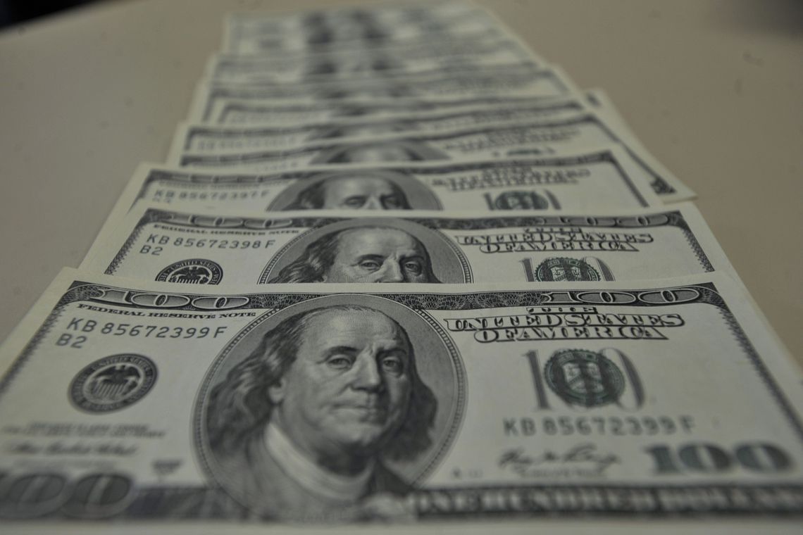 Dólar bate recorde e fecha acima de R$ 5,70