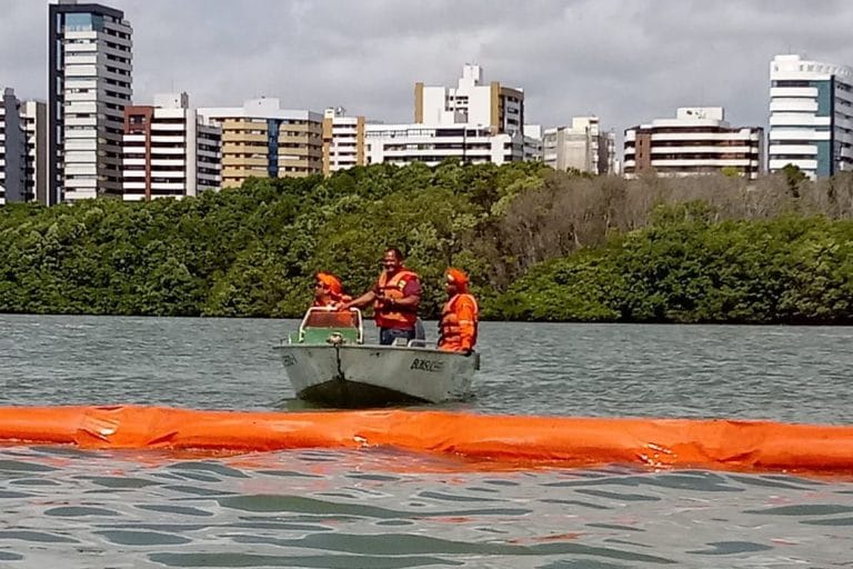 Boias de contenção não impedem avanço do óleo, dizem especialistas