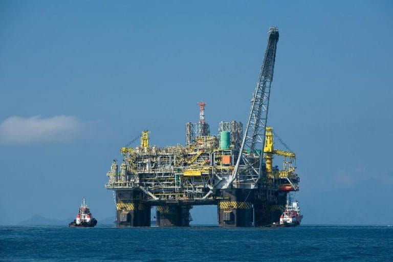 Bolsonaro assina lei para repartir dinheiro de leilão de petróleo