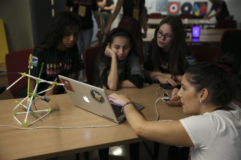Cerca de 200 alunas participam do 1ª Torneio Meninas na Matemática