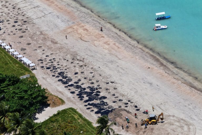 Defesa Civil reconhece emergência em município de PE por óleo no mar