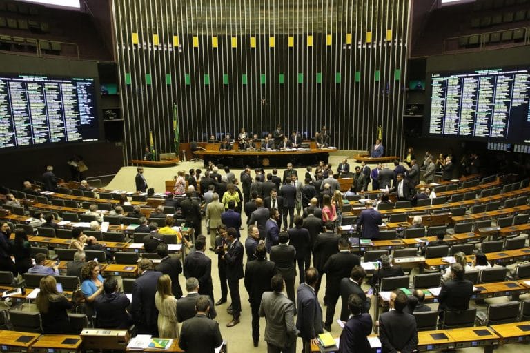 Deputados recorrem para que plenário aprecie previdência dos militares