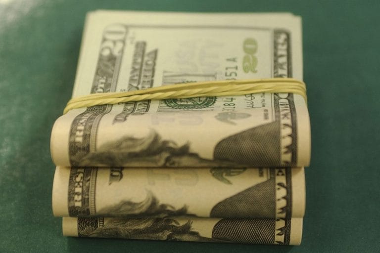 Dólar ultrapassa R$ 4,65 e volta a bater recorde