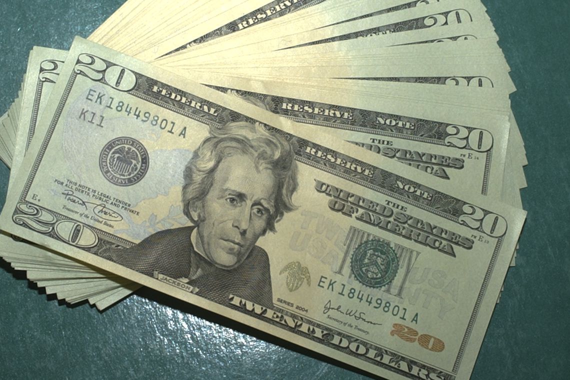 Dólar encosta em R$ 4,22 e fecha no maior valor desde criação do real
