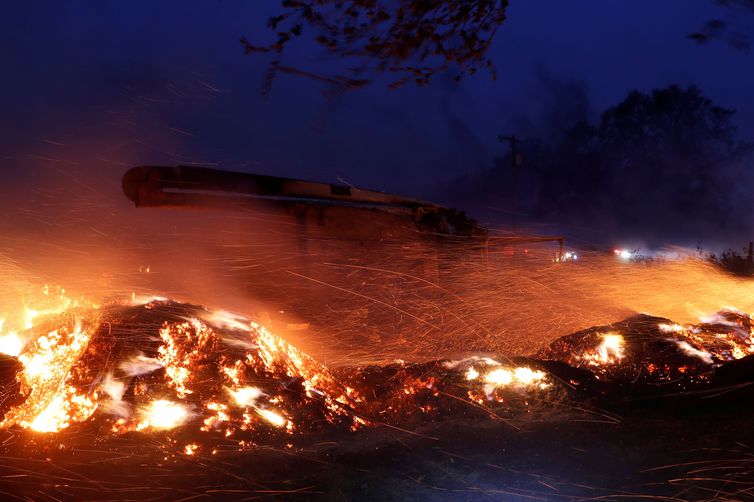 Incêndios florestais forçam 180 mil a deixar casas na Califórnia