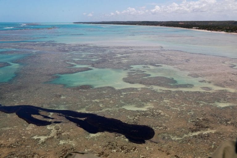 Manchas de óleo surgem em mais nove praias de cinco estados do NE