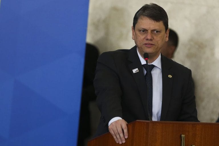 Ministro quer manter cronograma de licitação de trecho da BR-101