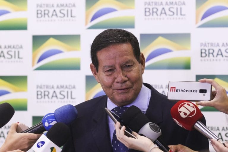Mourão viaja para o Peru e Alcolumbre assume a Presidência