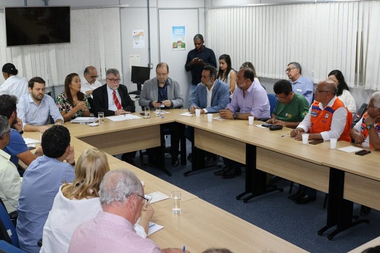 Grupo composto por Inema e Sema discute ações para conter óleo no litoral baiano