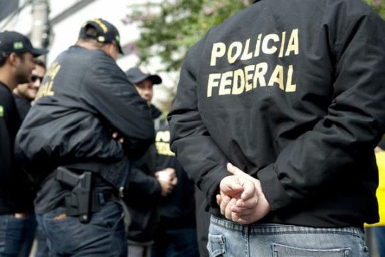 PF cumpre mandados em Guanambi em operação contra fraudes no Hospital de Juazeiro