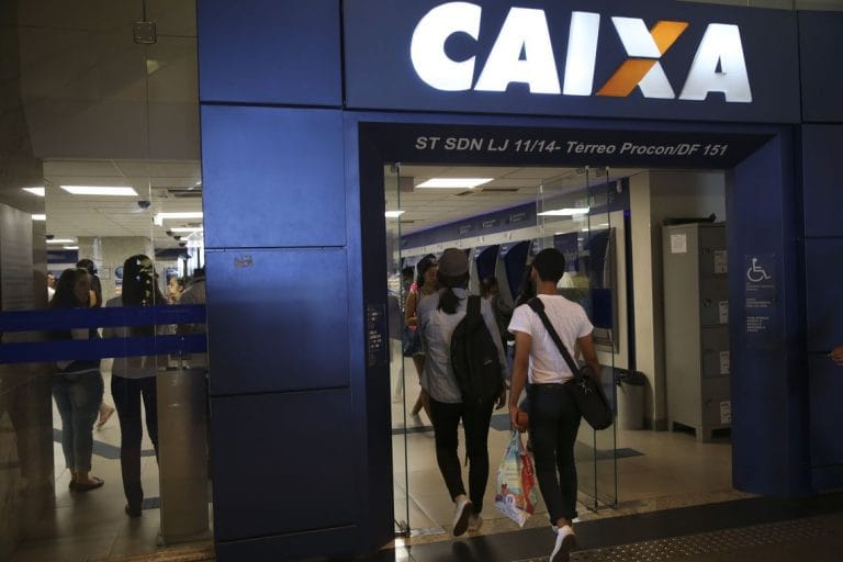 Bancos funcionam hoje e fecham nesta terça-feira e no dia 1º