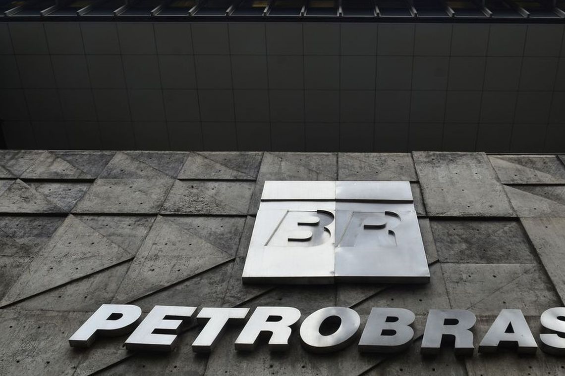 Petrobras vai reduzir preço da gasolina em 9,5% nesta sexta
