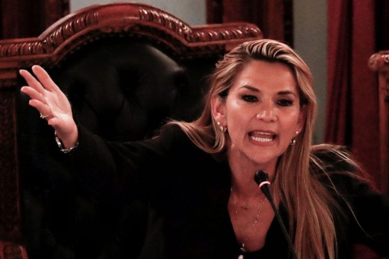 Senadora da oposição declara-se presidente da Bolívia