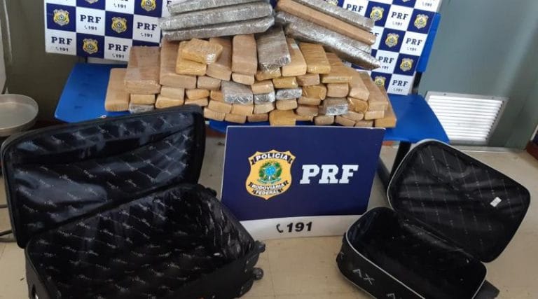 PRF prende passageiros de ônibus na BR 116 transportando mais de 50 quilos de maconha