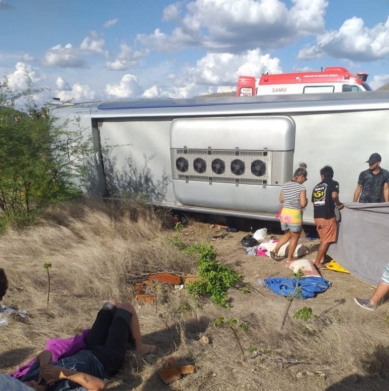 Bahia: Ônibus tomba e quatro morrem na BR-116