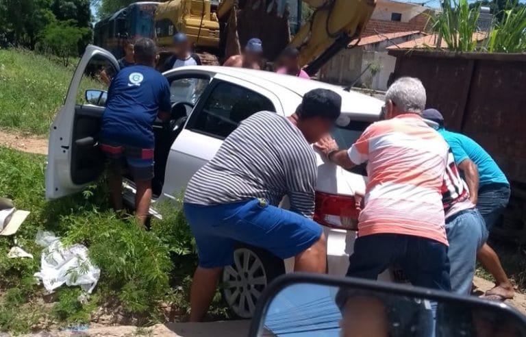 Colisão entre carro e locomotiva foi registrada em Brumado nesta quinta-feira