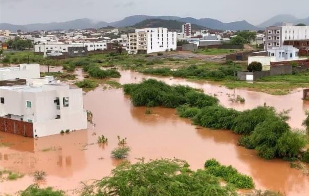 Riacho do Belém transborda após fortes chuvas em Guanambi, veja vídeo: