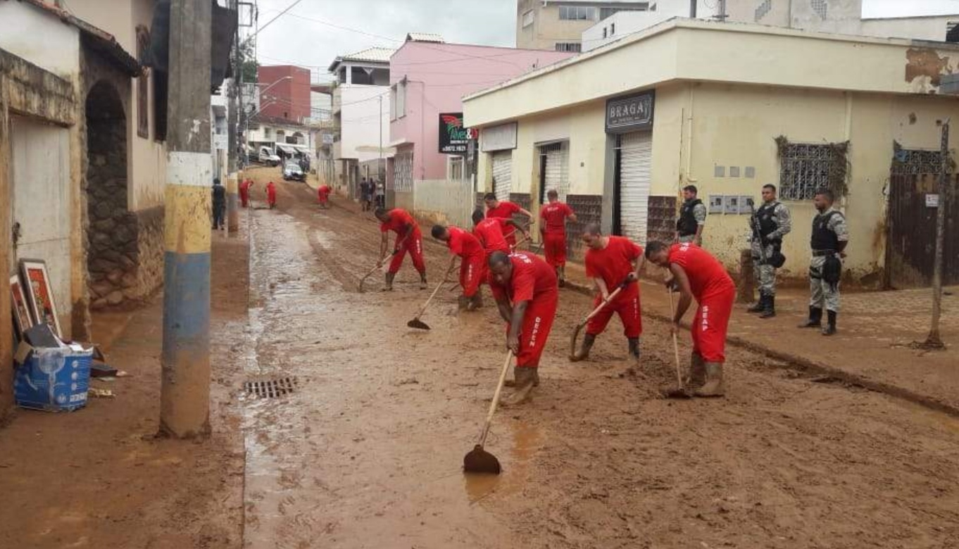 Presos trabalham na limpeza de ruas de cidade mineira atingida por enchentes